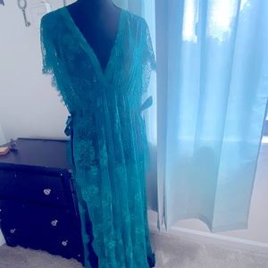 NWOT, Floral Lace Scalloped Trim side slit gown with satin ribbon closure